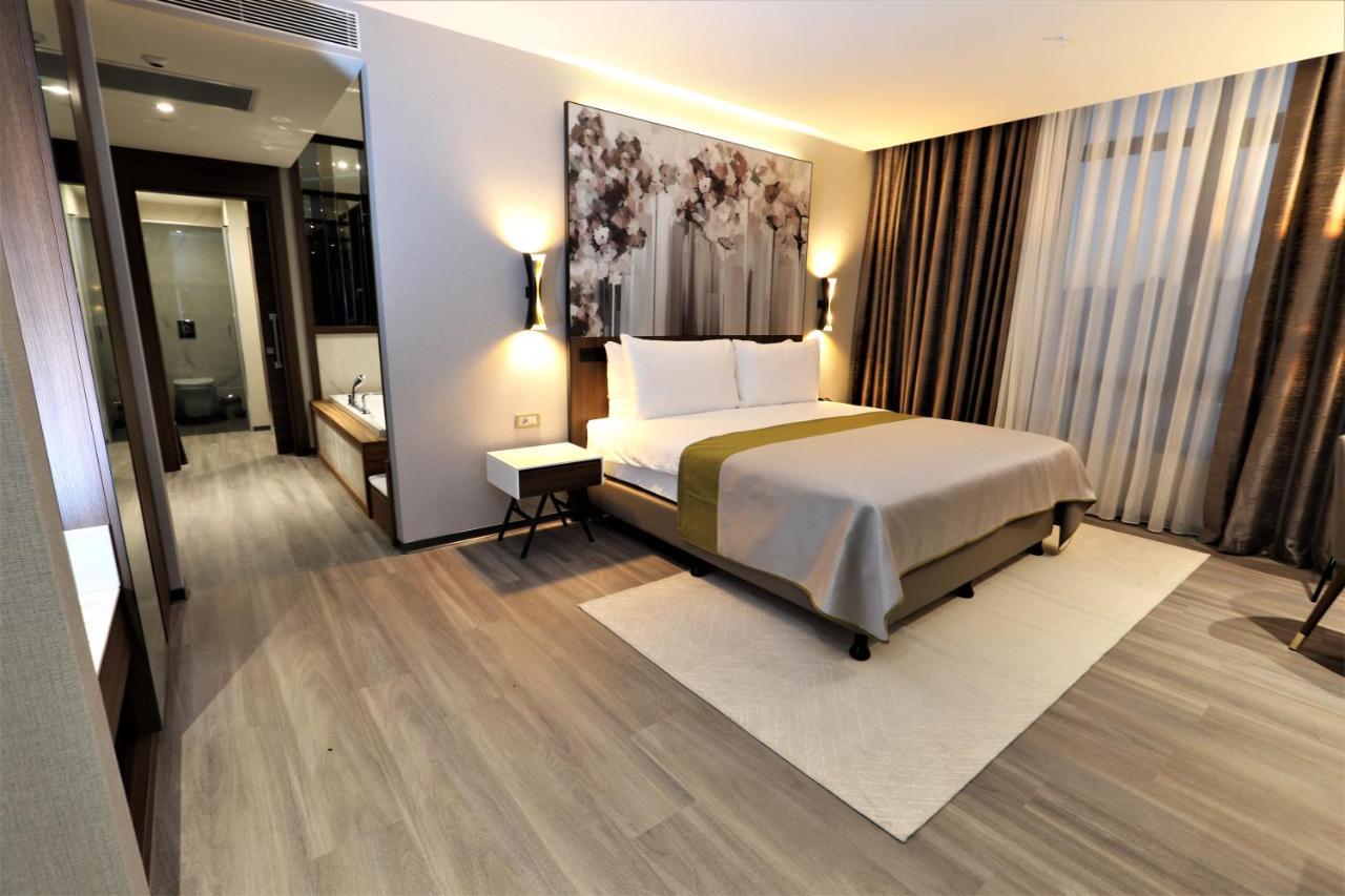 Limak Skopje Luxury Hotel Luaran gambar A bedroom at the hotel