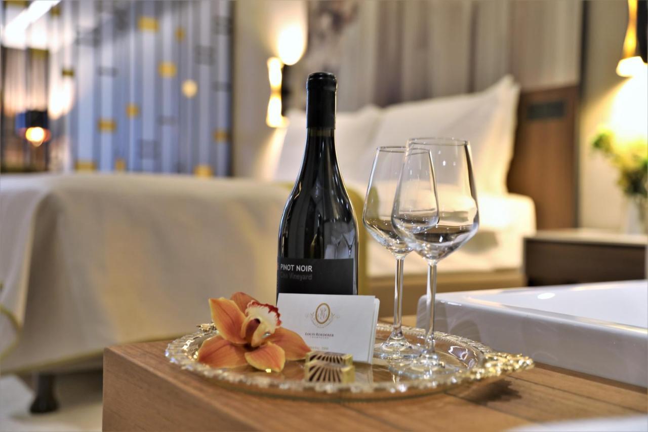 Limak Skopje Luxury Hotel Luaran gambar A bottle of wine and a glass