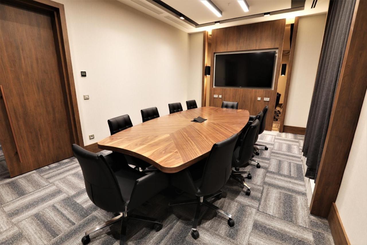 Limak Skopje Luxury Hotel Luaran gambar A meeting room at the London office