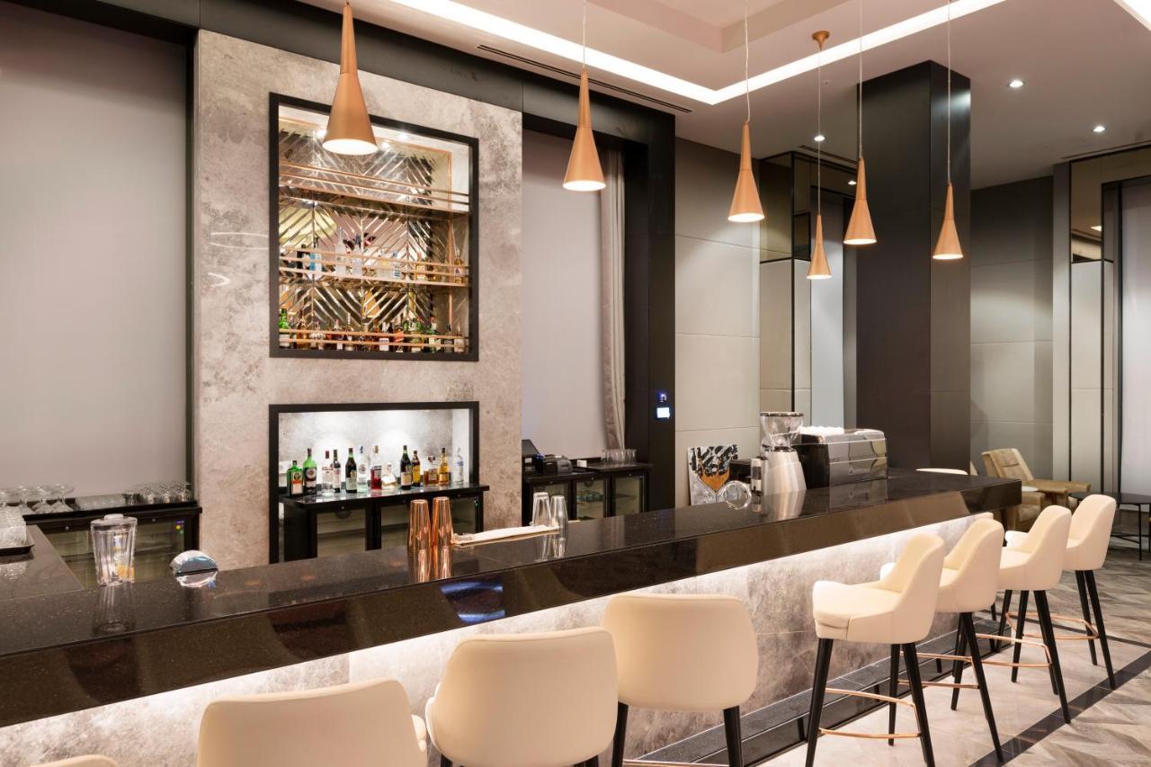 Limak Skopje Luxury Hotel Luaran gambar The bar at the lounge